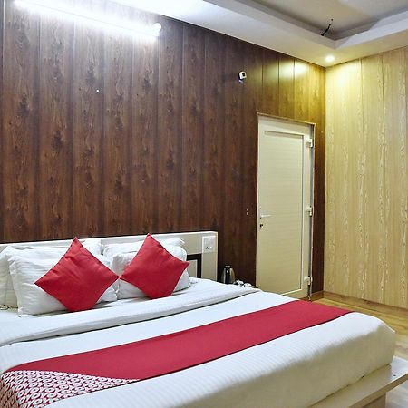 Vakratunda Hotel Dharamshala Bagian luar foto