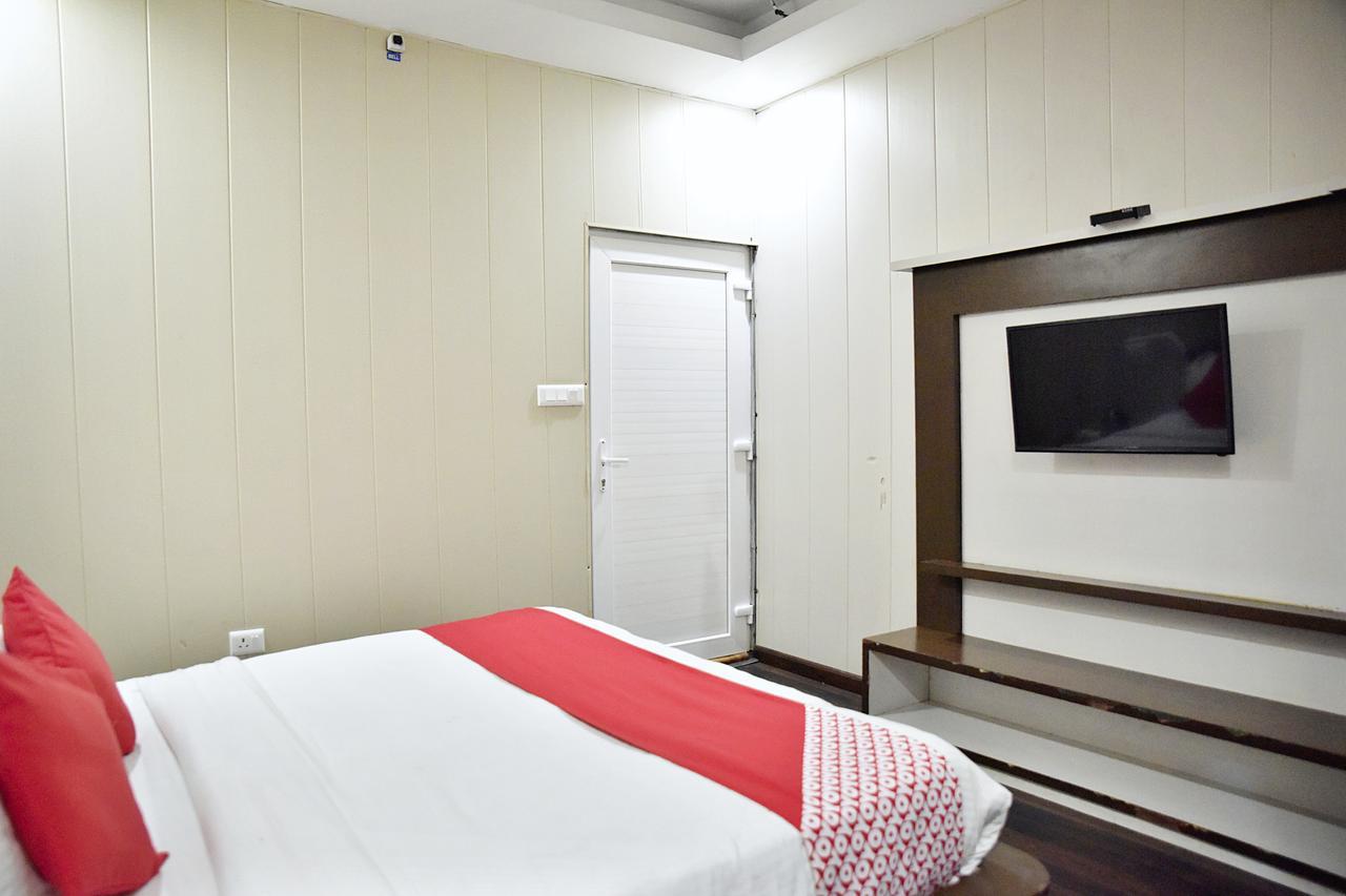 Vakratunda Hotel Dharamshala Bagian luar foto