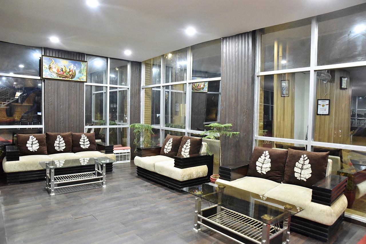 Vakratunda Hotel Dharamshala Bagian luar foto