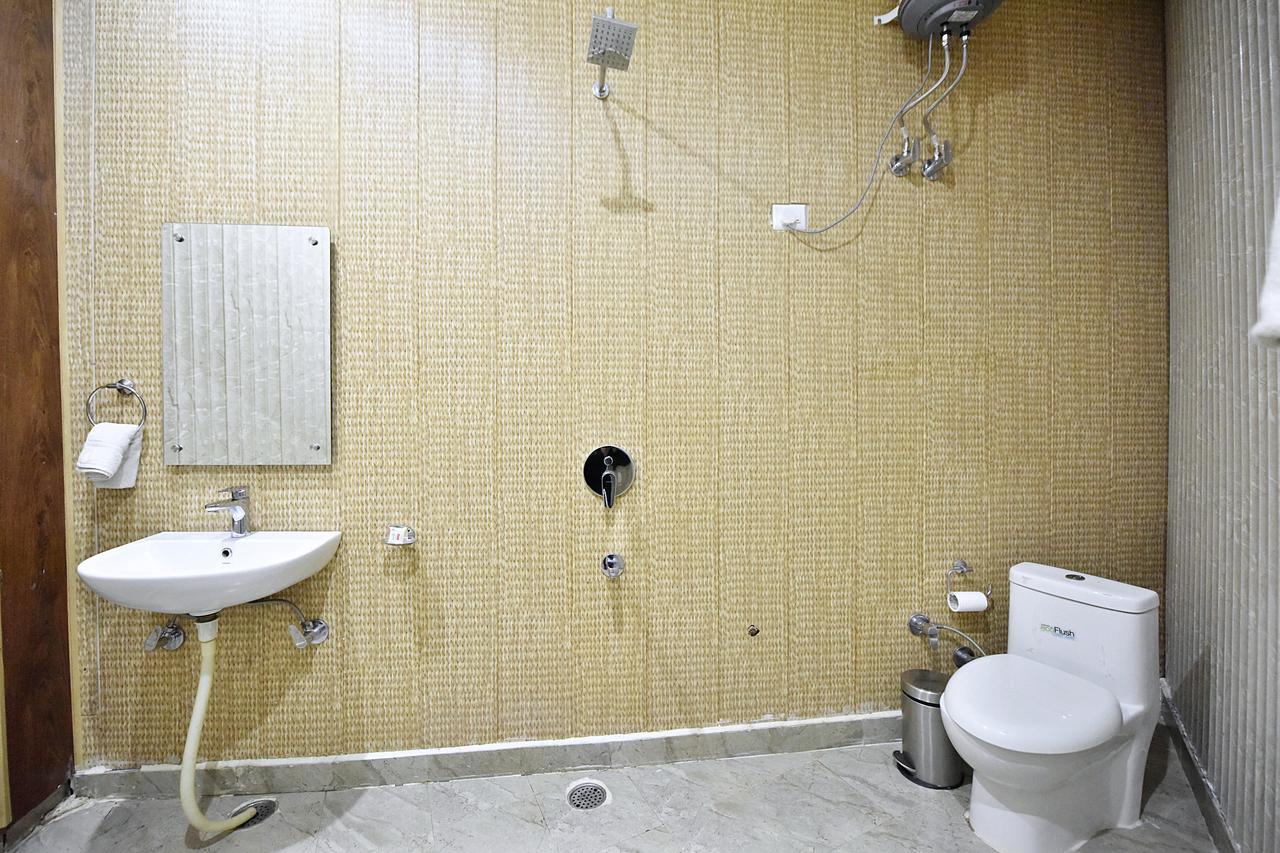 Vakratunda Hotel Dharamshala Bagian luar foto