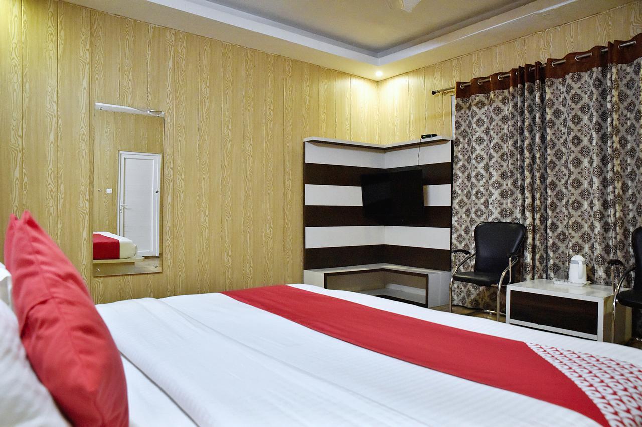 Vakratunda Hotel Dharamshala Bagian luar foto
